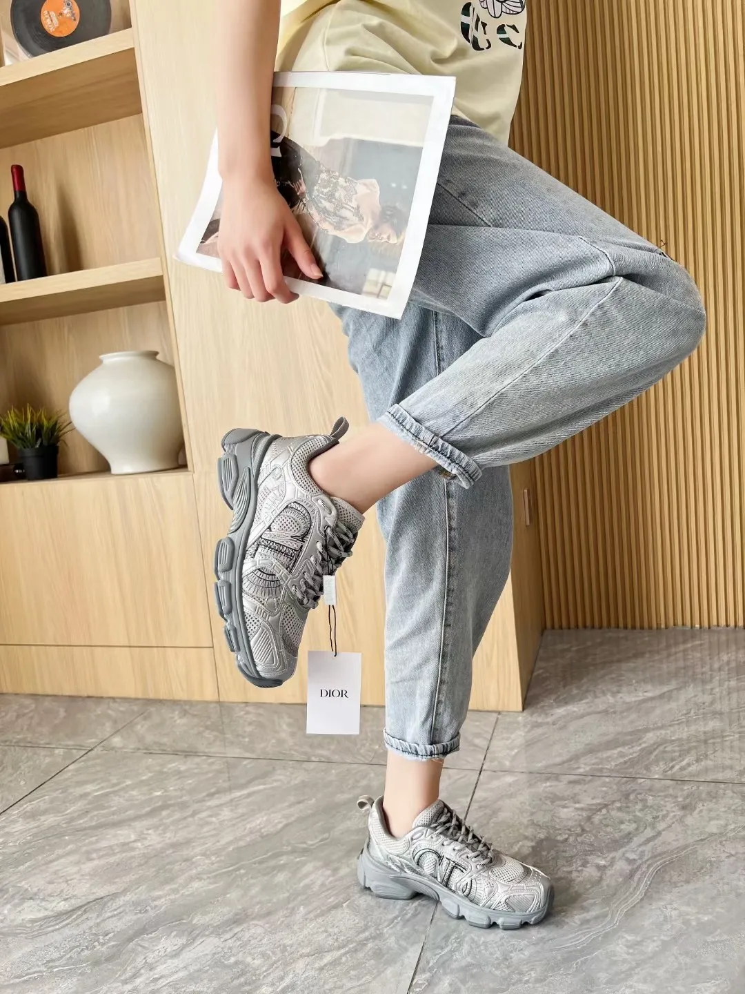 👟👟Ex-factory price 560👟👟 Dior Casual Sports Shoes Dad Shoes This new Dior Chrono sports shoe autumn ready-to-wear series reinterprets running shoes with Dior's high-end style. White and black mesh fabric with leather-effect panels, CD logo on the sides, star patch on the tongue and Dior logo on the heel, many details highlight the style. Using two-color laces, lightweight soles with star decoration, it can create a casual look all year round ▪️Size: 35-40